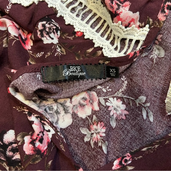 Buckle BKE Boutique Floral Bell Sleeve Blouse with Rhinestone and Lace Details - Picture 6 of 8